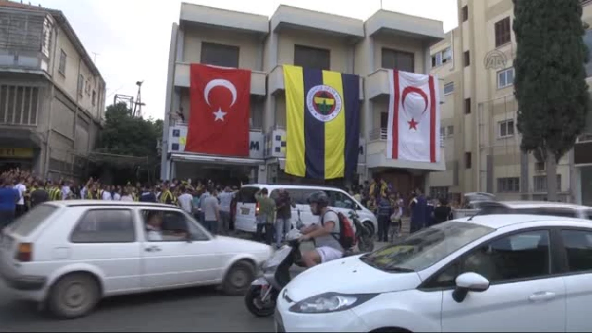 Fenerbahçeli Futbolcular, KKTC\'de Forma İmzaladı