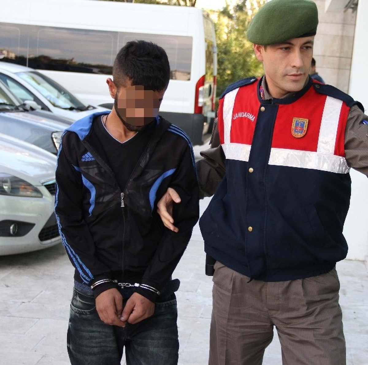 Samsun'da Bir Genç, Kendisine Taş Atan Düğün Sahibini Bıçakladı