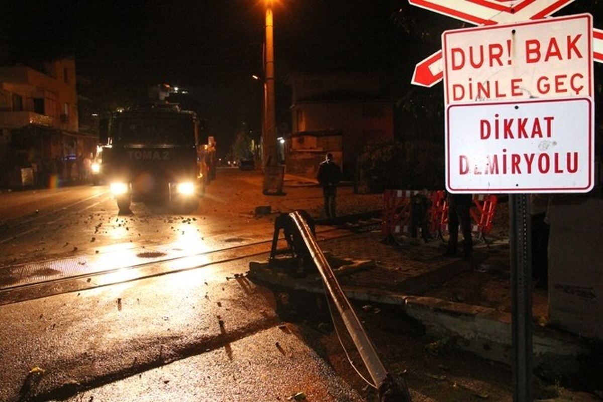 Göstericiler Bu Kez Tren Yolunu Hedef Aldı