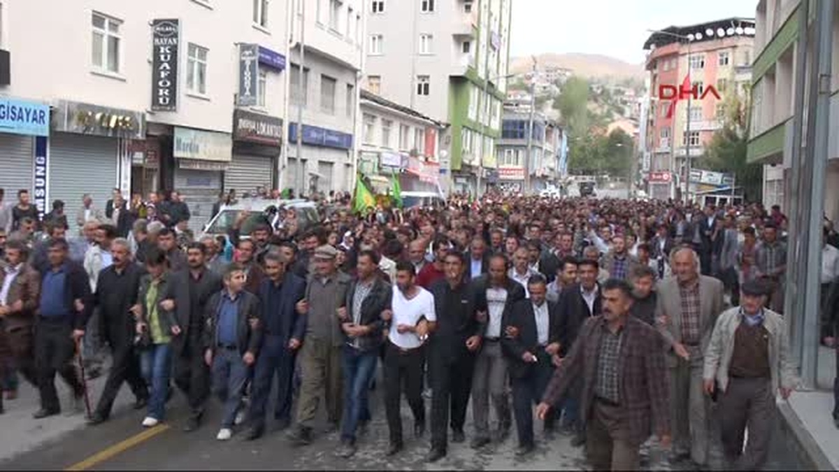 Hakkari\'de 15 Bin Kişi İşid\'i Protesto İçin Yürüdü