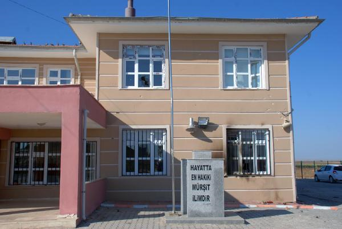 Hilvan\'da İki Okula Molotof Atıp, Bayrak Yaktılar