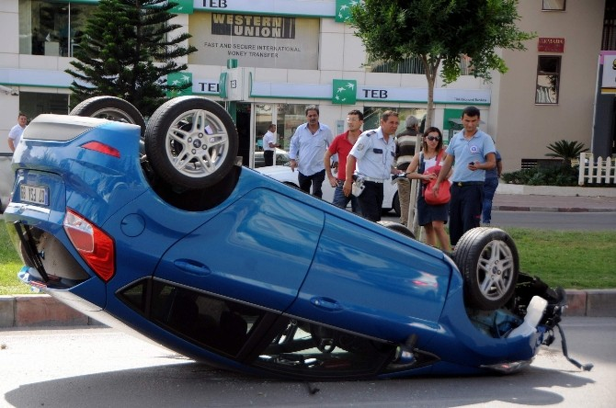 Kadın Sürücü Otomobiliyle Takla Attı