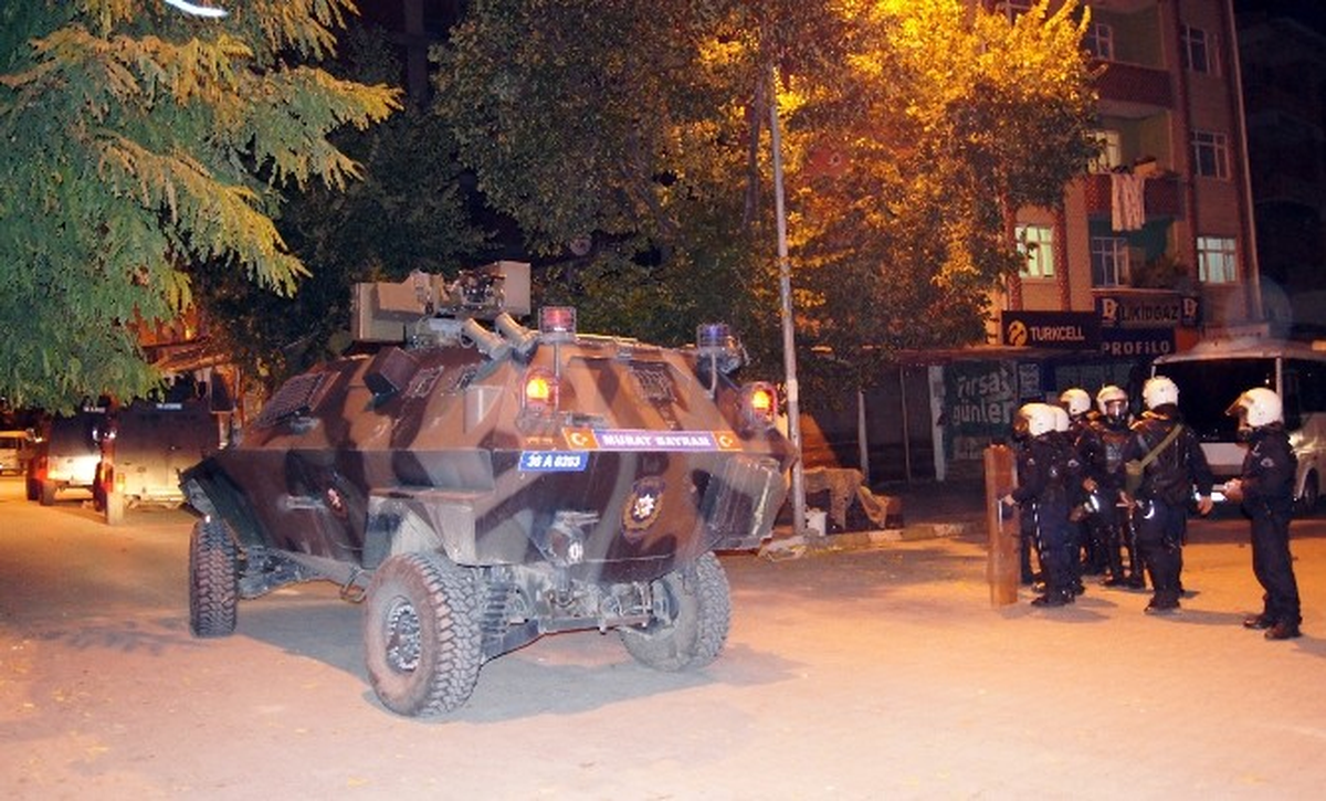Kağızman\'da Göstericiler Polisle Çatıştı