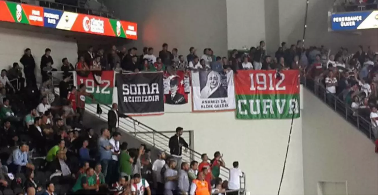 Karşıyaka Taraftarından Cumhurbaşkanı Erdoğan'a Pankartlı Protesto