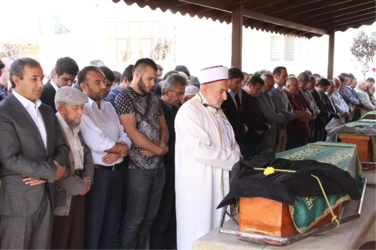 Kayseri\'de Meydana Gelen Trafik Kazasında Hayatını Kaybeden Baba ve Oğlu Toprağa Verildi