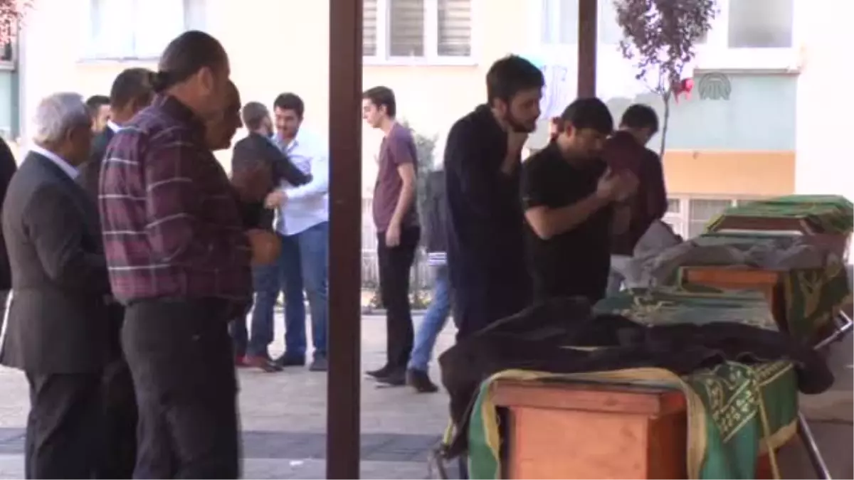 Kayseri\'deki Trafik Kazasında Ölen Baba-Oğulun Cenazesi Defnedildi