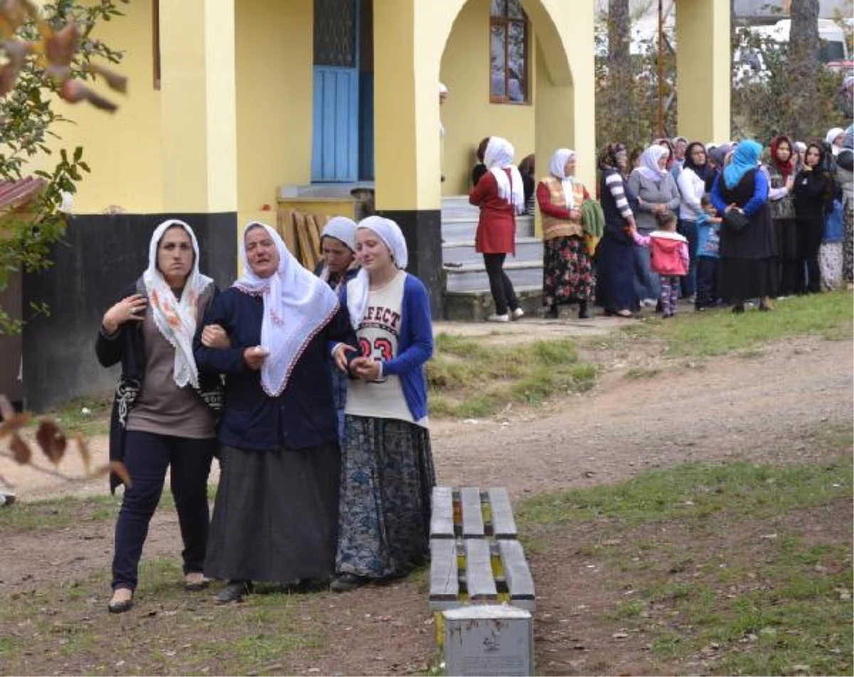 Alaplı\'da Minibüsün Çarptığı Liseli Kız Toprağa Verildi