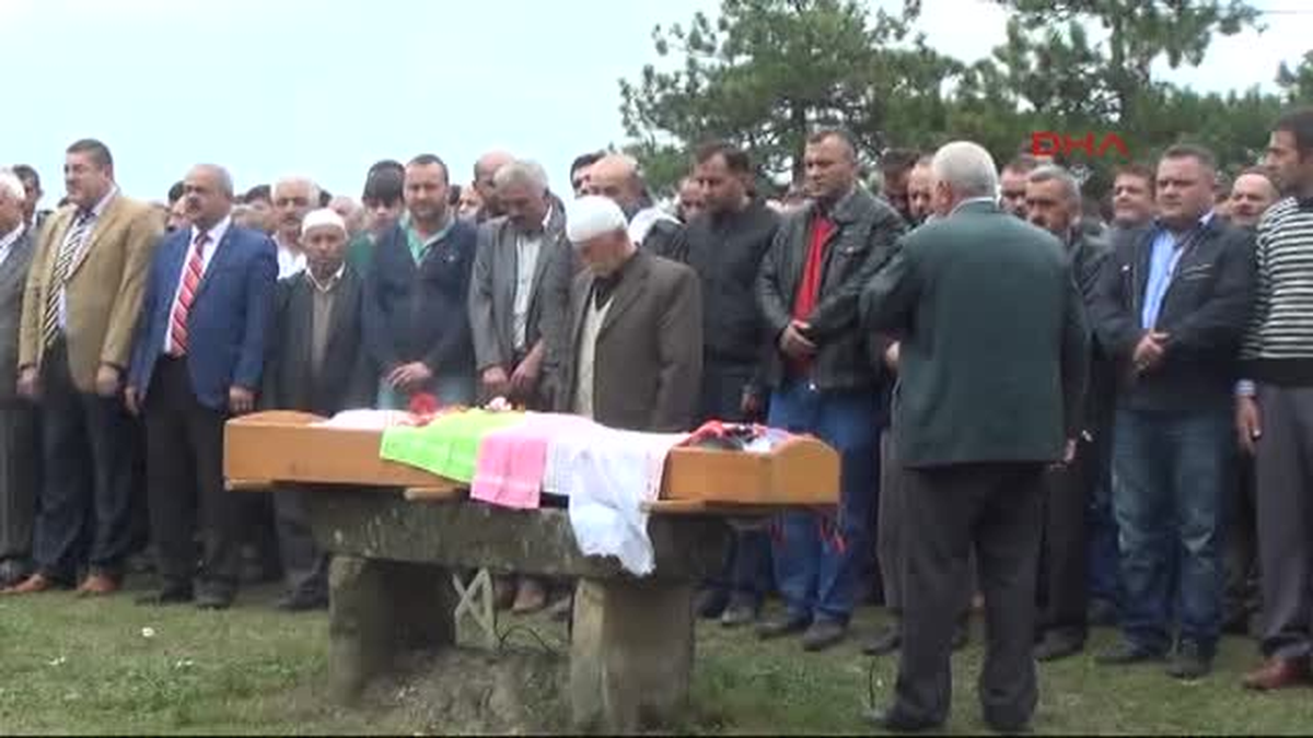 Alaplı\'da Minibüsün Çarptığı Liseli Kız Toprağa Verildi