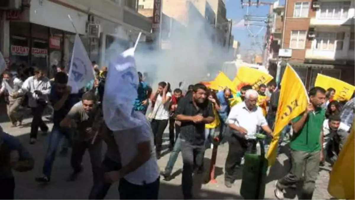 Sınıra Yürüyen Protestocular Havaya Ateş Açılarak Dağıtıldı