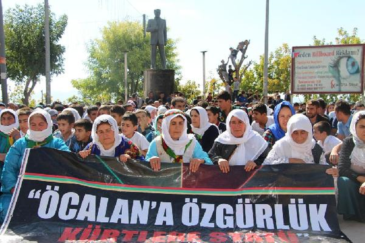 Öcalan\'ın Suriye\'den Çıkarılmasının 16\'ncı Yıldönümünde Oturma Eylemi