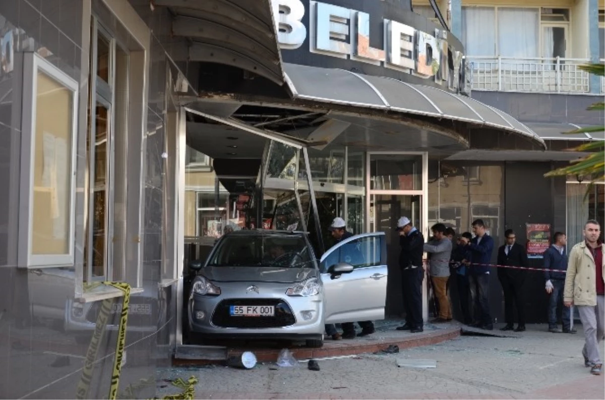 Otomobil Belediye Binasına Girdi: 1 Ölü