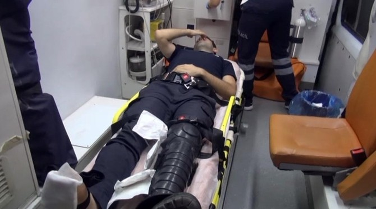 Mersin\'de Göstericiler, Polislere Uzun Namlulu Silahla Saldırdı
