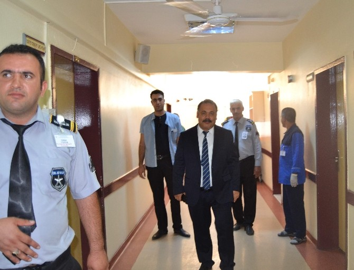 Salmaner\'den, Yaralı Polislere Ziyaret