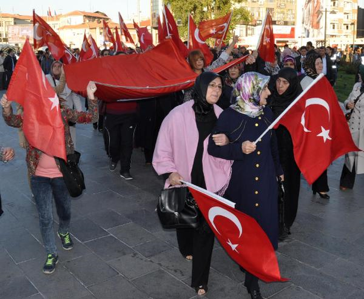 Sivas\'ta \'Bayrağa Saygı\' Yürüyüşü
