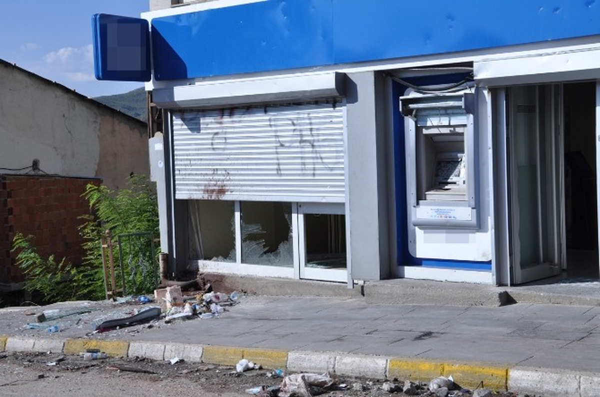Tunceli\'de Bankalar ve İş Yerleri Zarar Gördü