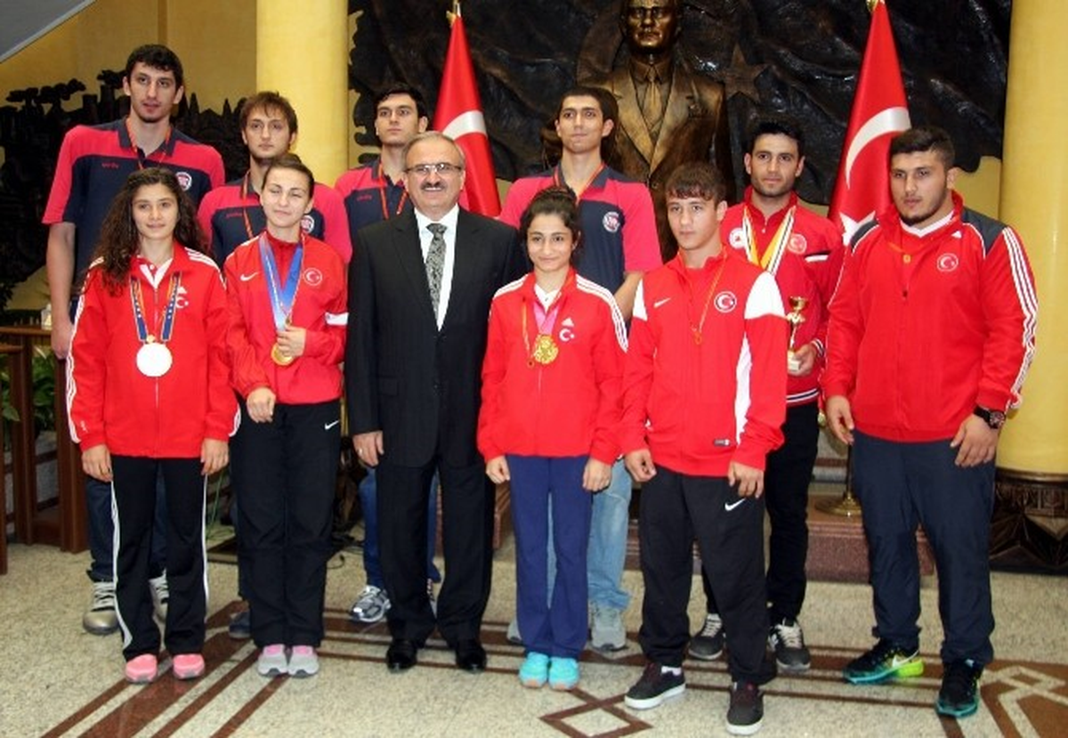 Vali Karaloğlu Şampiyon Sporcuları Ödüllendirdi
