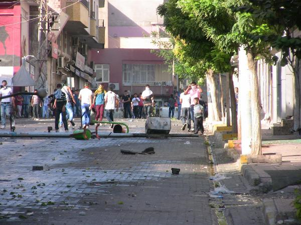 Eylemciler Viranşehir\'i Harabeye Çevirdi