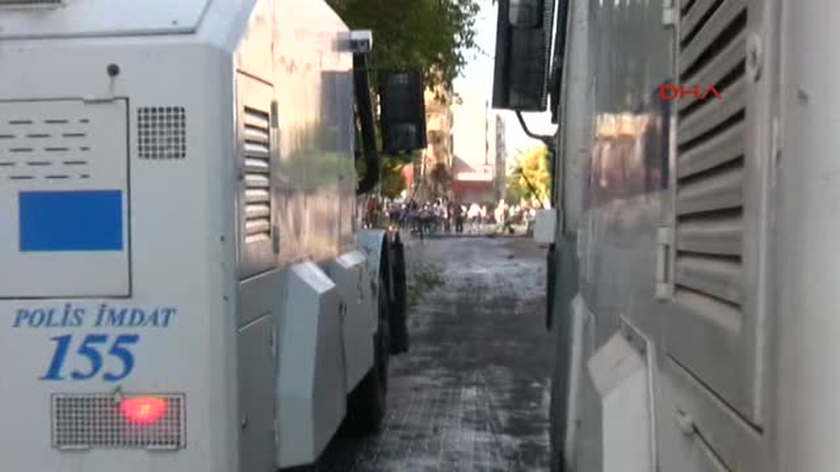 Eylemciler Viranşehir\'i Harabeye Çevirdi