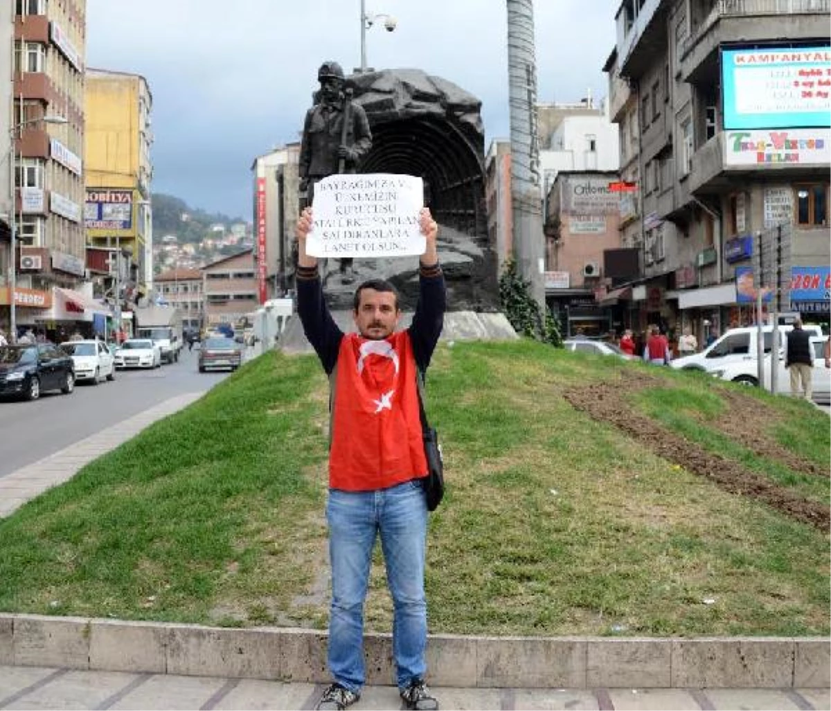 Zonguldak\'ta Tek Kişiyle Bayrağa Destek Eylemi