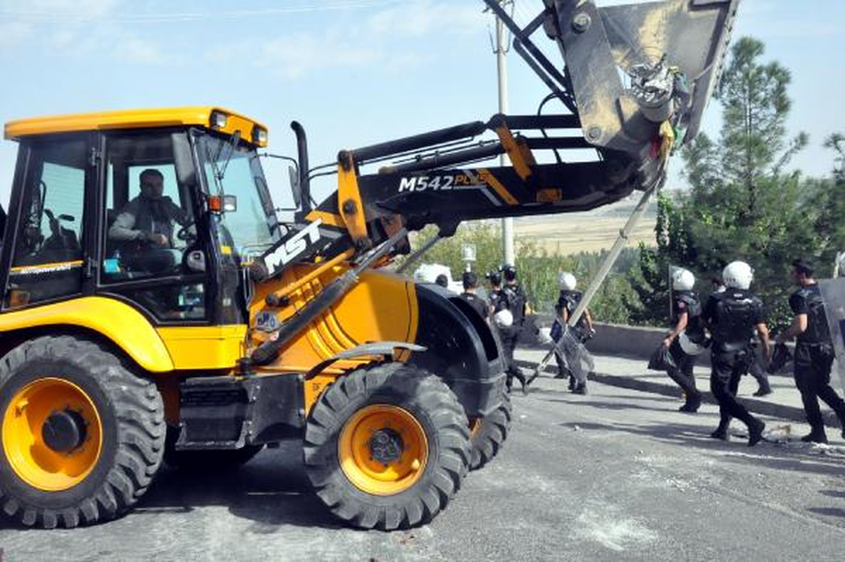 5 Gündür Kapalı Yol, 400 Polis ve İş Makineleriyle Açıldı