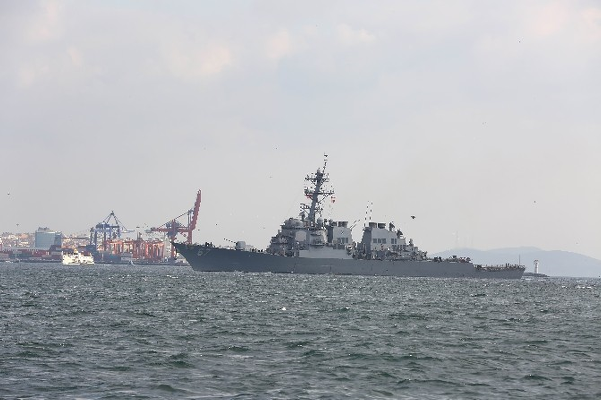 ABD Savaş Gemisi, İstanbul Boğazı'ndan Geçti