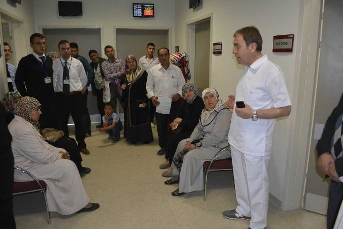 AK Parti\'li Doktor Vekil Kavuncu Beyaz Önlük Giydi, Hastaları Dinledi