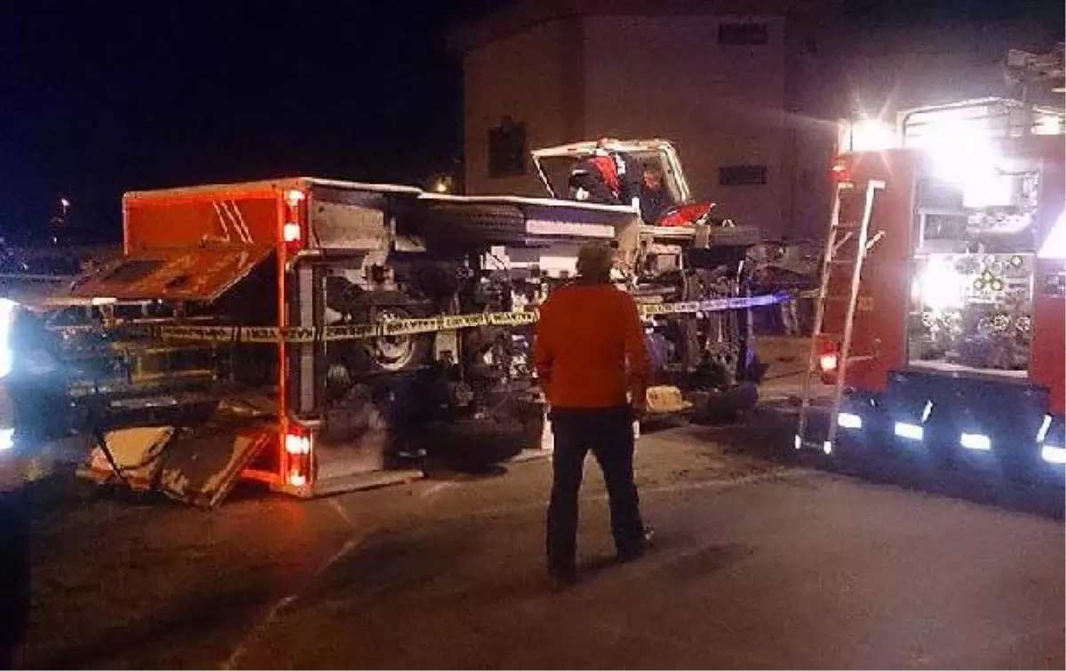 Ambulansla Otomobil Çarpıştı: 1 Ölü, 11 Yaralı