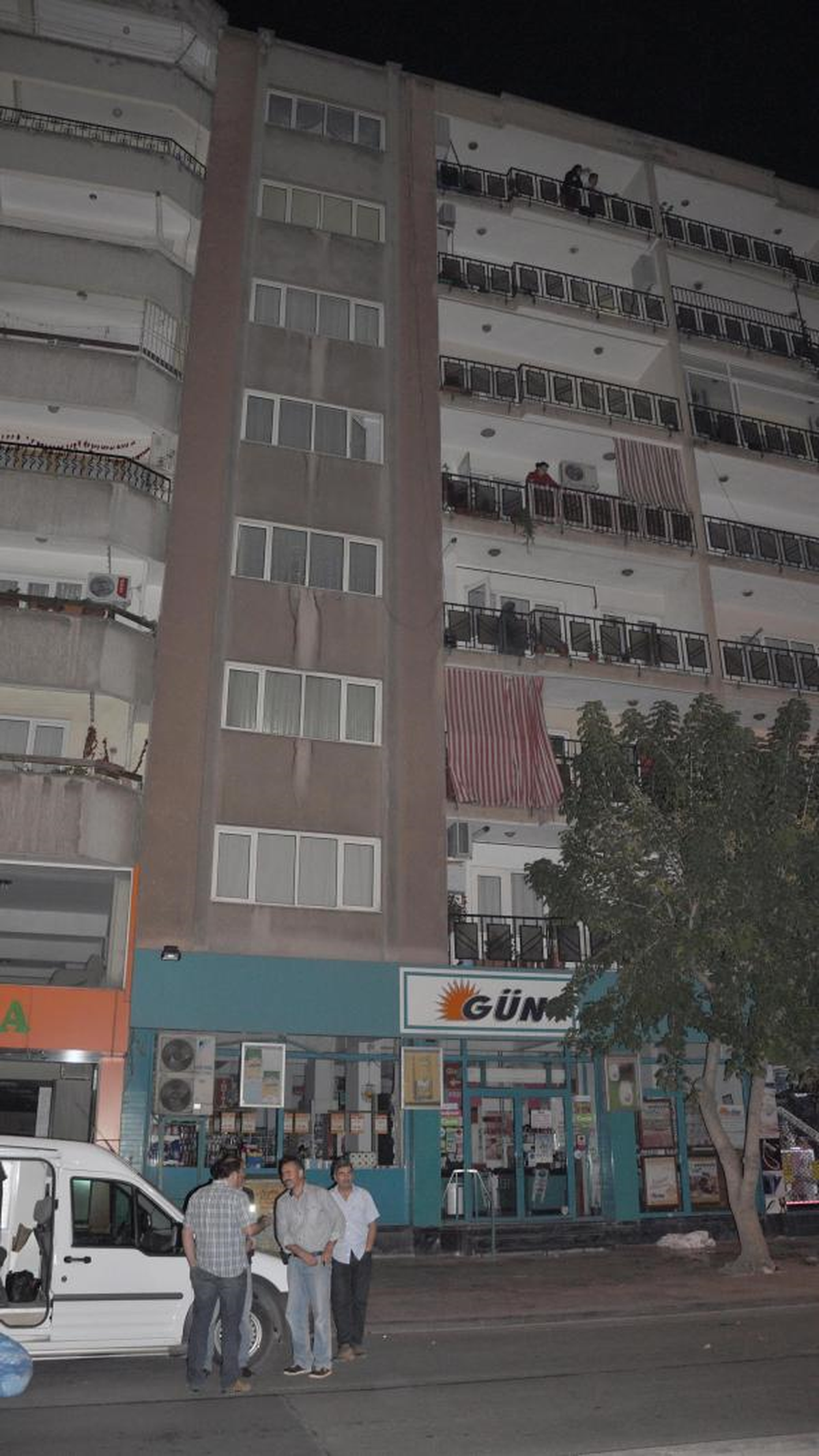 Denizli\'de Balkondan Önce Kızını Sonra Kendini Attı