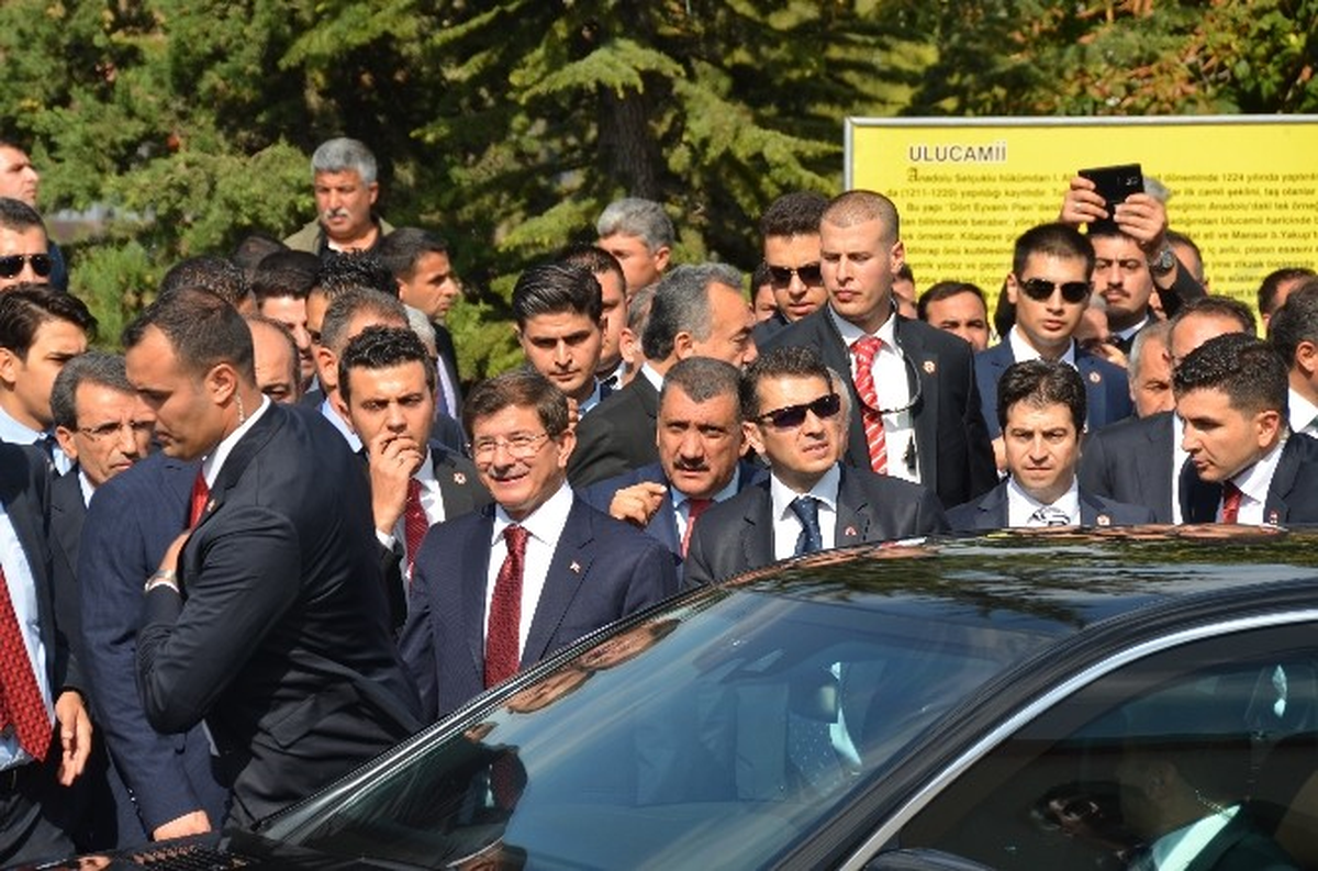 Başbakan Davutoğlu Cuma Namazını Tarihi Ulu Camii\'nde Kıldı