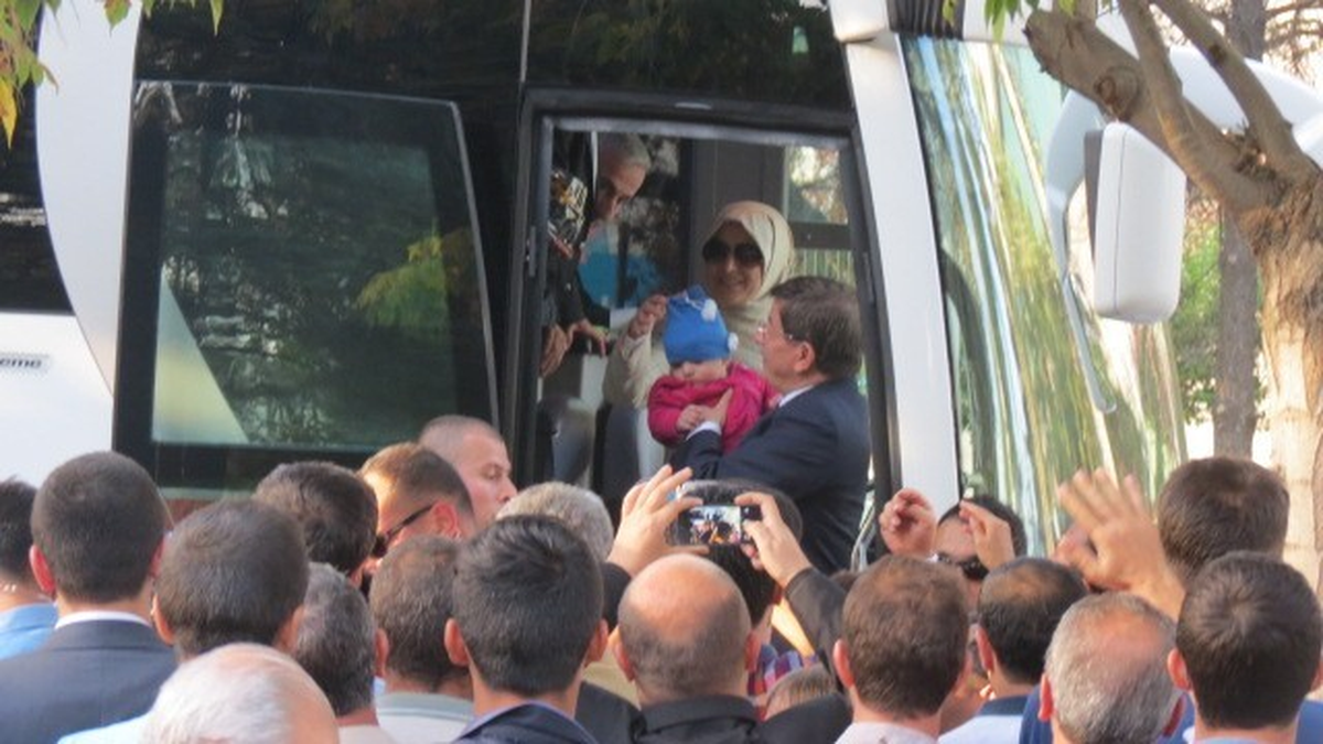 Başbakan Davutoğlu\'na Sevgi Gösterileri