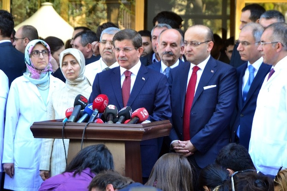 Başbakan Davutoğlu, Yaralı İl Emniyet Müdürü Ürker\'i Ziyaret Etti