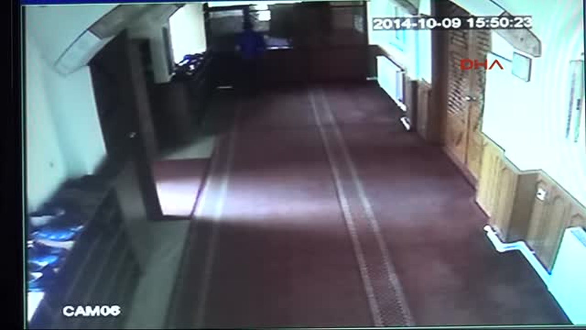 Camide Hırsızlık Anı Güvenlik Kamerasına Yansıdı