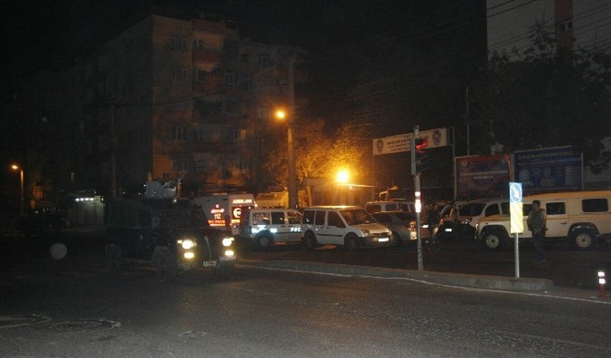 Diyarbakır\'da Polis Karakoluna Saldırı Girişimi
