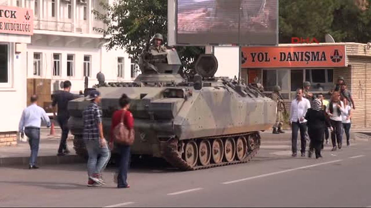 Diyarbakır Polisi, Gösterilerde Çalınan Tüfeklerin Peşine Düştü