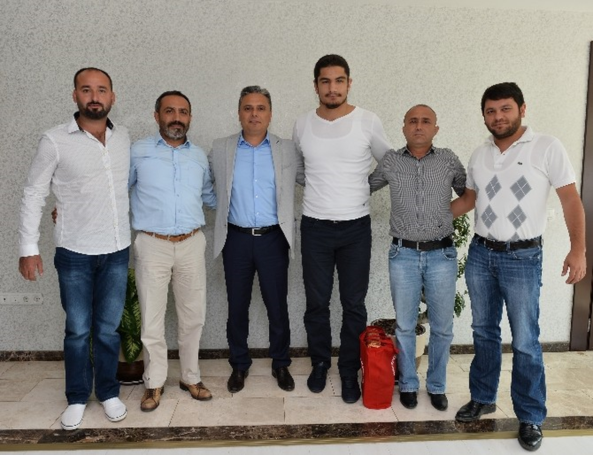 Dünya Şampiyonundan Başkan Uysal\'a Ziyaret