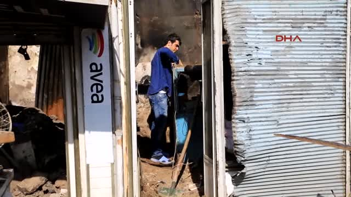 Erciş Esnafı Yıkık Dükkanlarından Arta Kalan Eşyalarını Topluyor