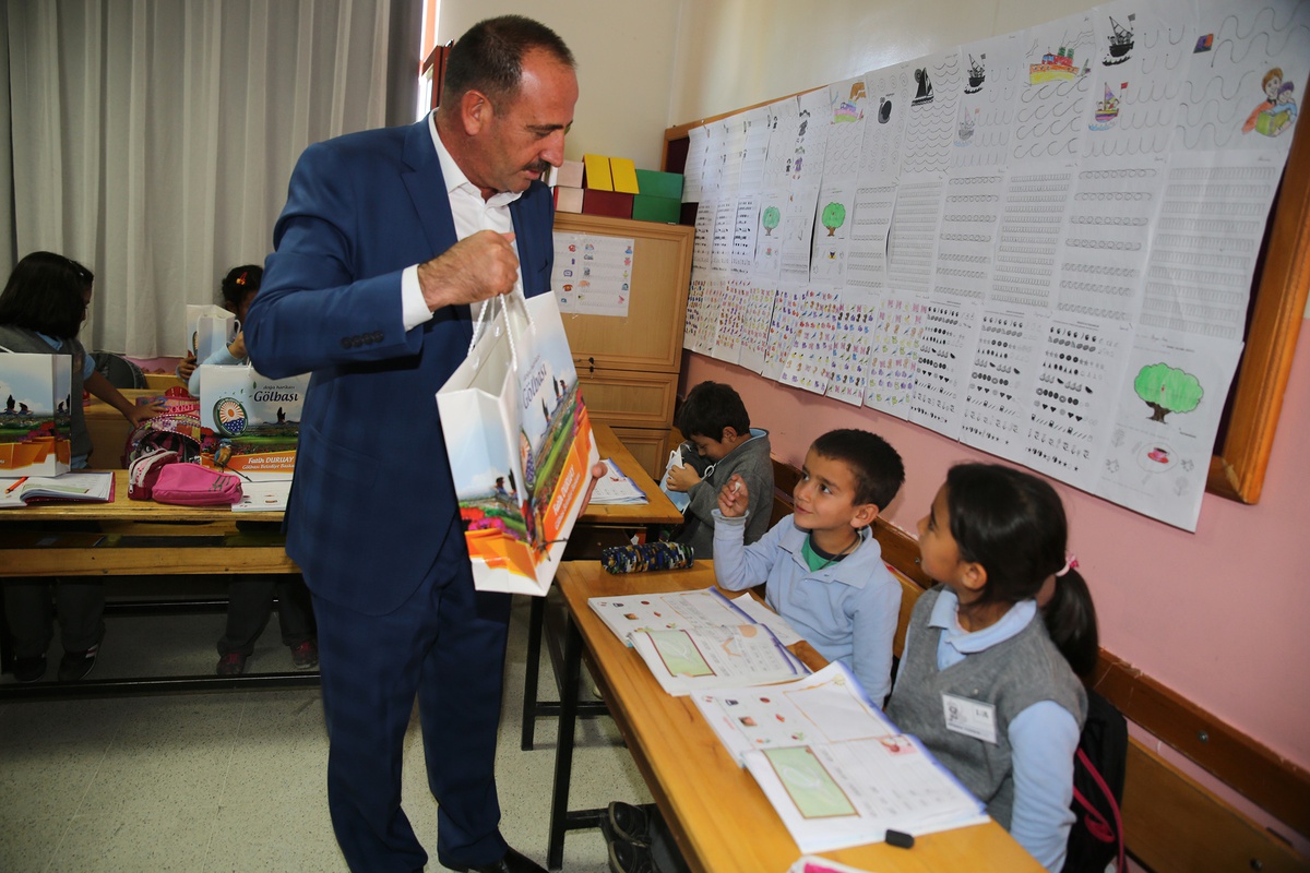 Gölbaşı Belediyesi\'nden Öğrencilere Kırtasiye Yardımı
