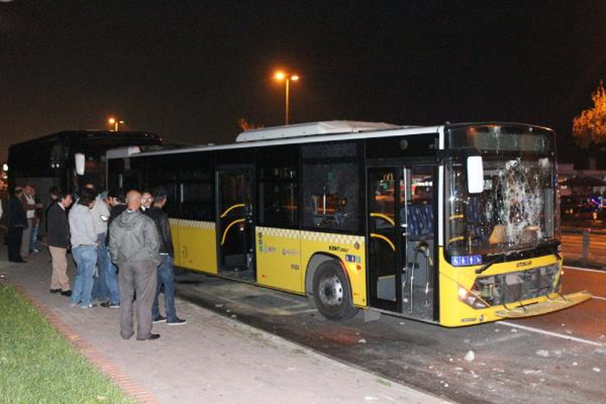 Göstericiler Otobüs Duraklarına ve Bir Otobüse Zarar Verdi