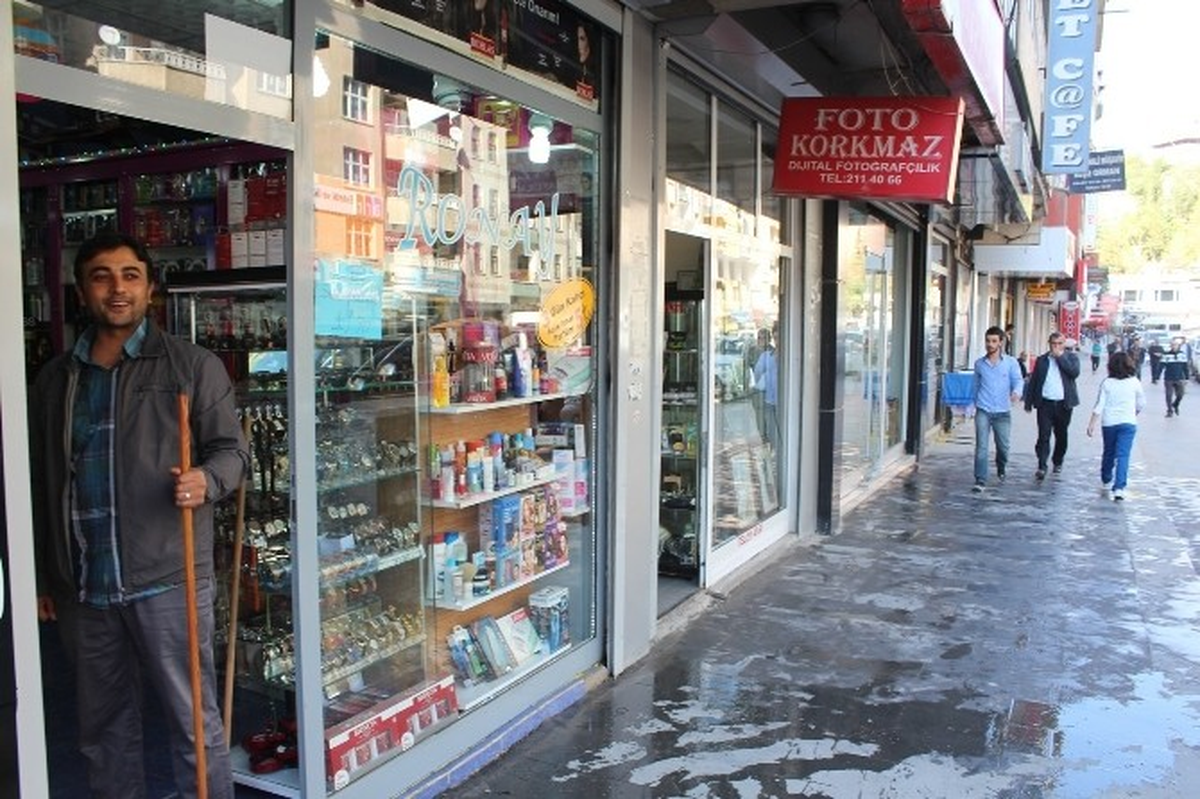 Hakkari\'de Kepenkler Açıldı