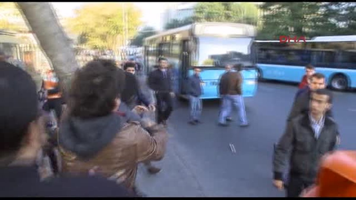 İstanbul Üniversitesi\'nde Sopalı Gruba Yaka Paça Gözaltı