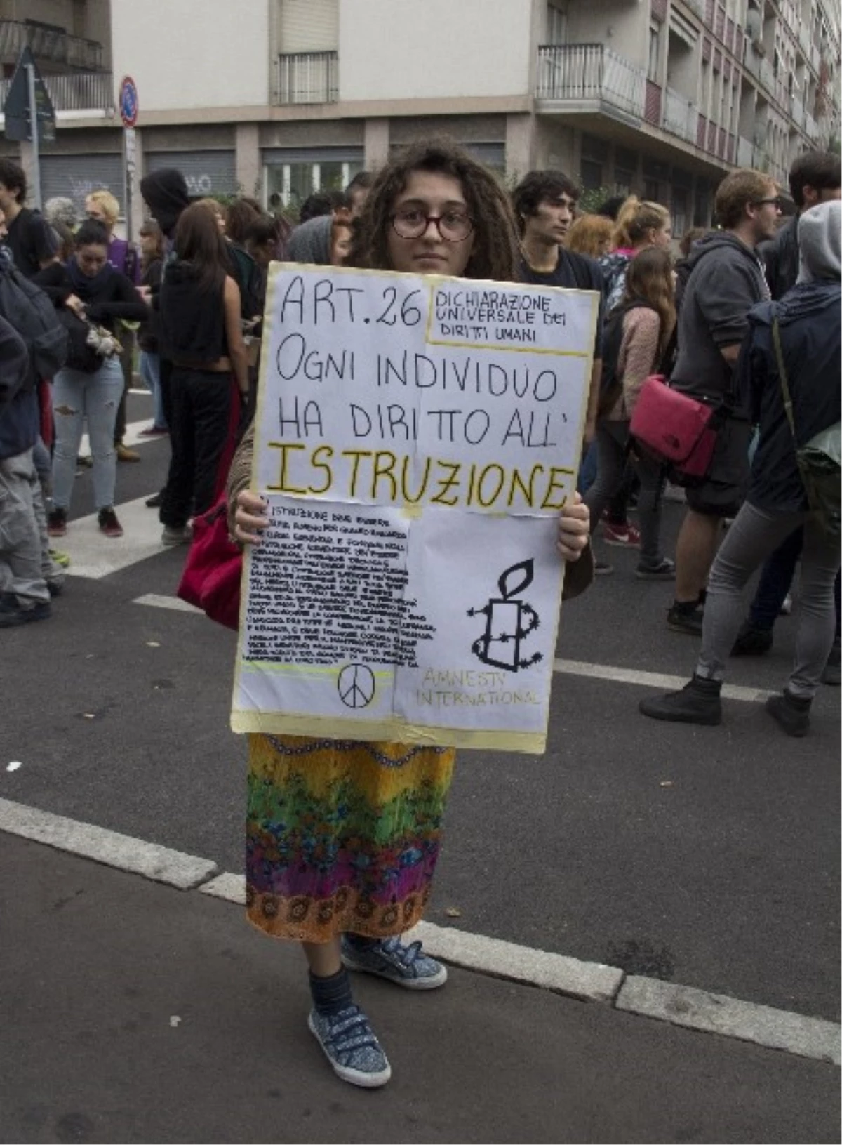İtalya\'da Öğrenciler Yeni Eğitim Yasasını Protesto Etti
