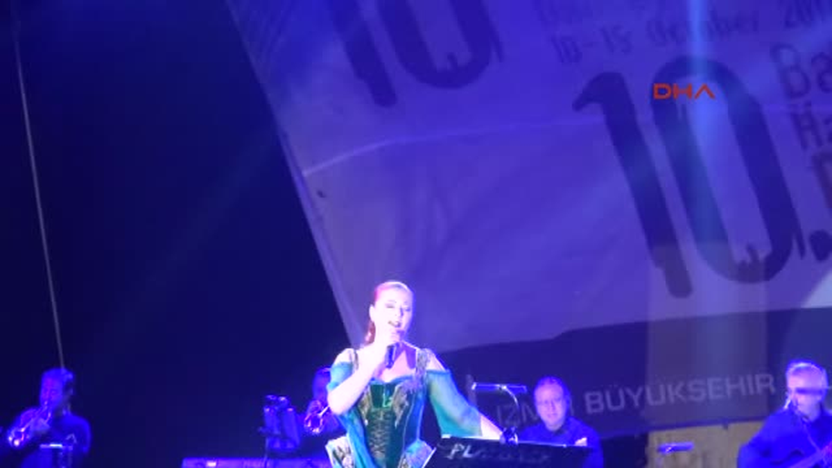 İzmir Balkanlılar Festivali Candan Erçetin\'le Başladı