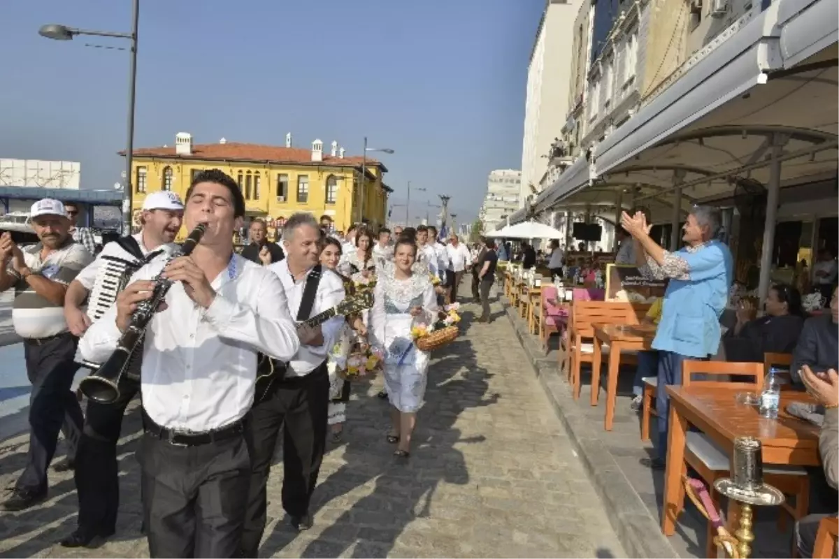 İzmir\'de Balkan Şenliği Başladı