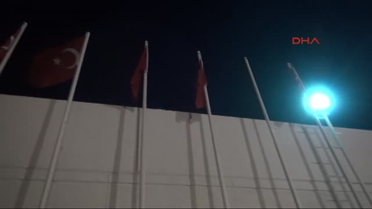İzmir\'de Türk Bayrağını İndirme Girişimi