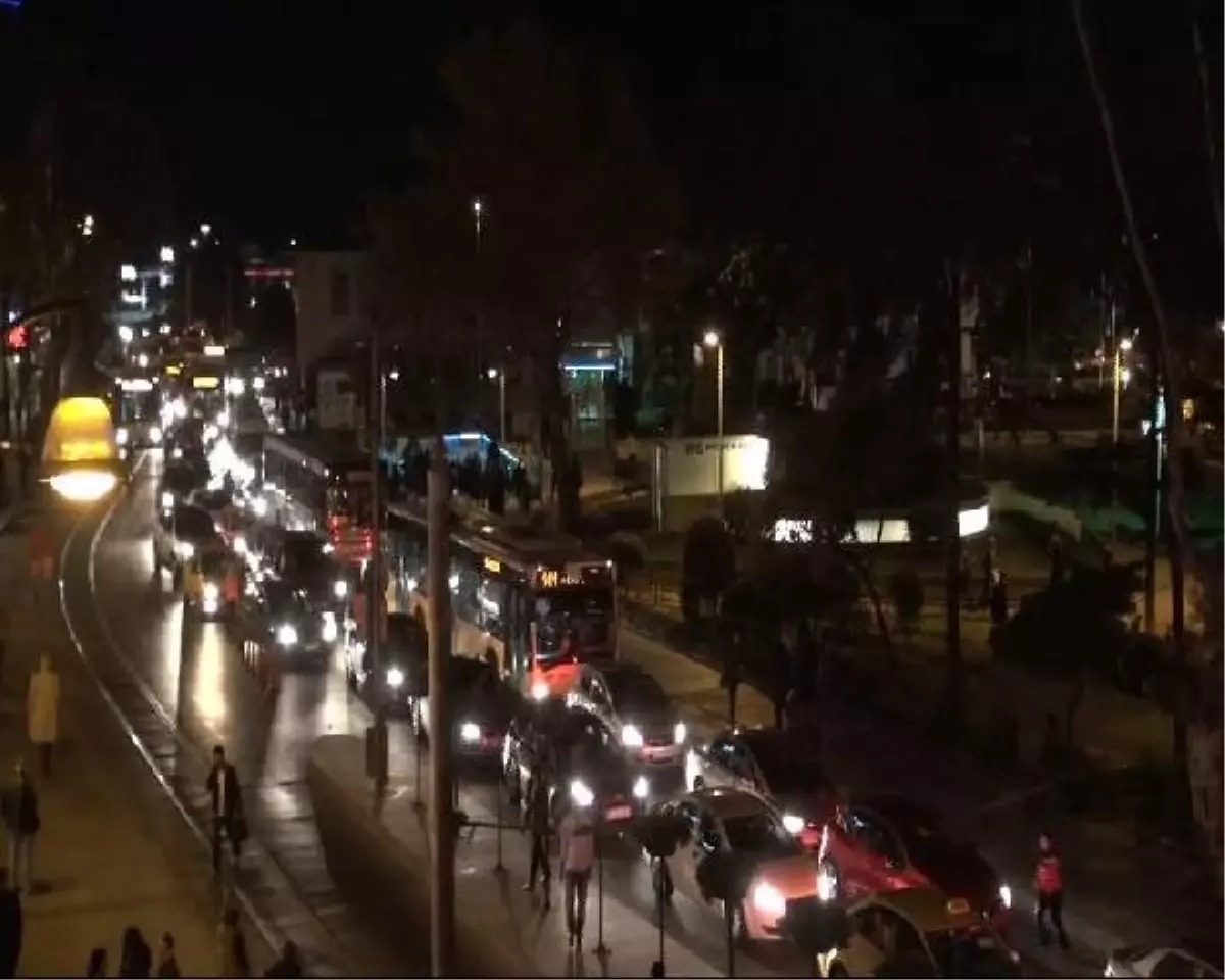 Kadıköy\'de Milli Maç Trafiği: İett Görevlisi Trafik Polisi Oldu