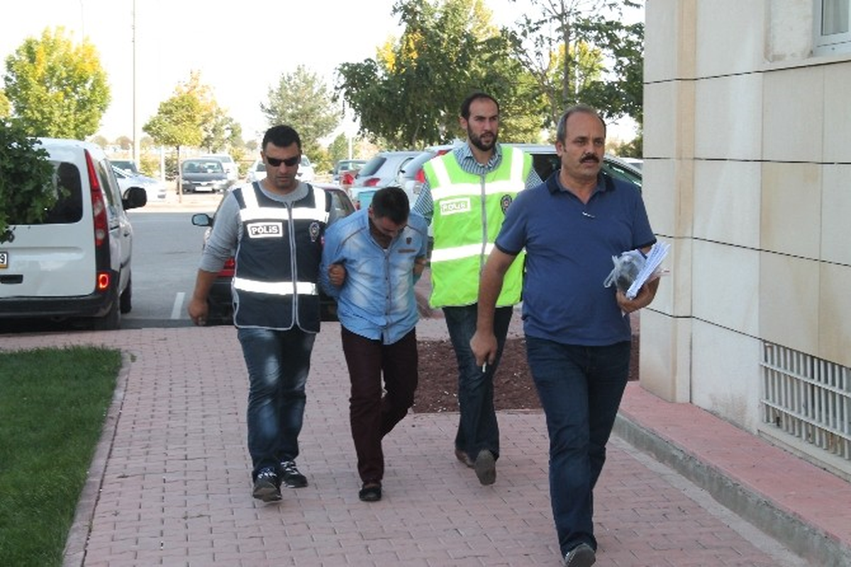 Kendini Polis Olarak Tanıtıp Altınları Götürdü