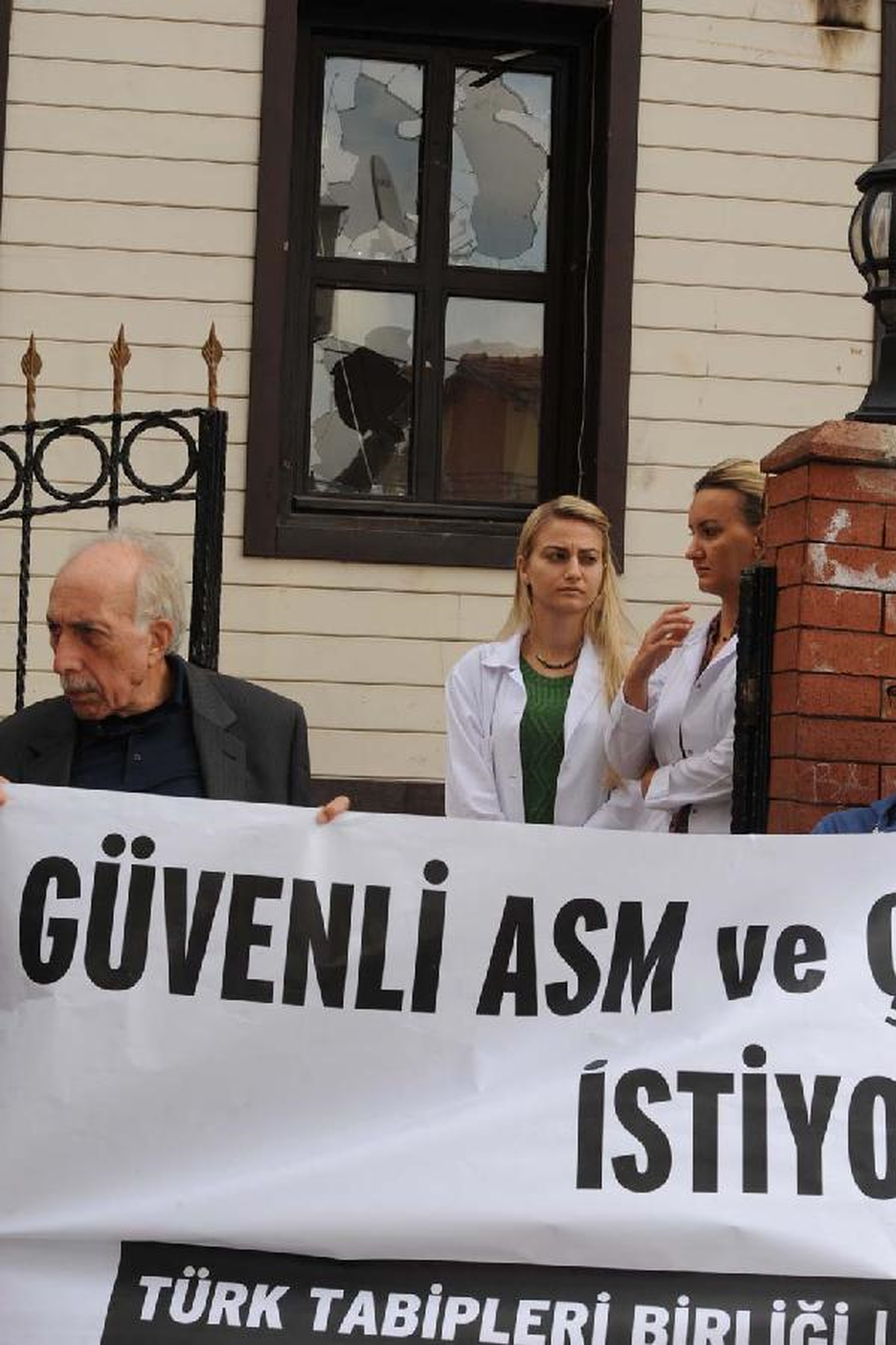 Kobane Gösterilerinde, Sağlık Merkezine Saldırı Kınandı