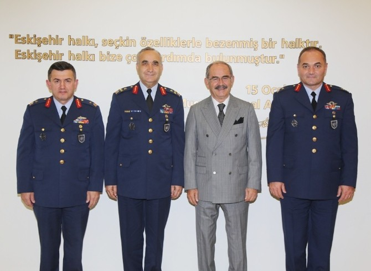 Komutanlardan Başkan Büyükerşen\'e İade Ziyareti