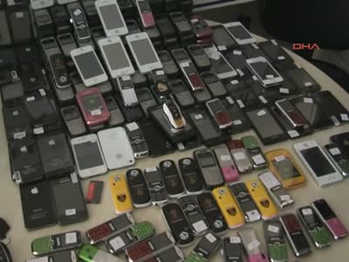 Konak\'ta 122 Kaçak Cep Telefonu Ele Geçirildi