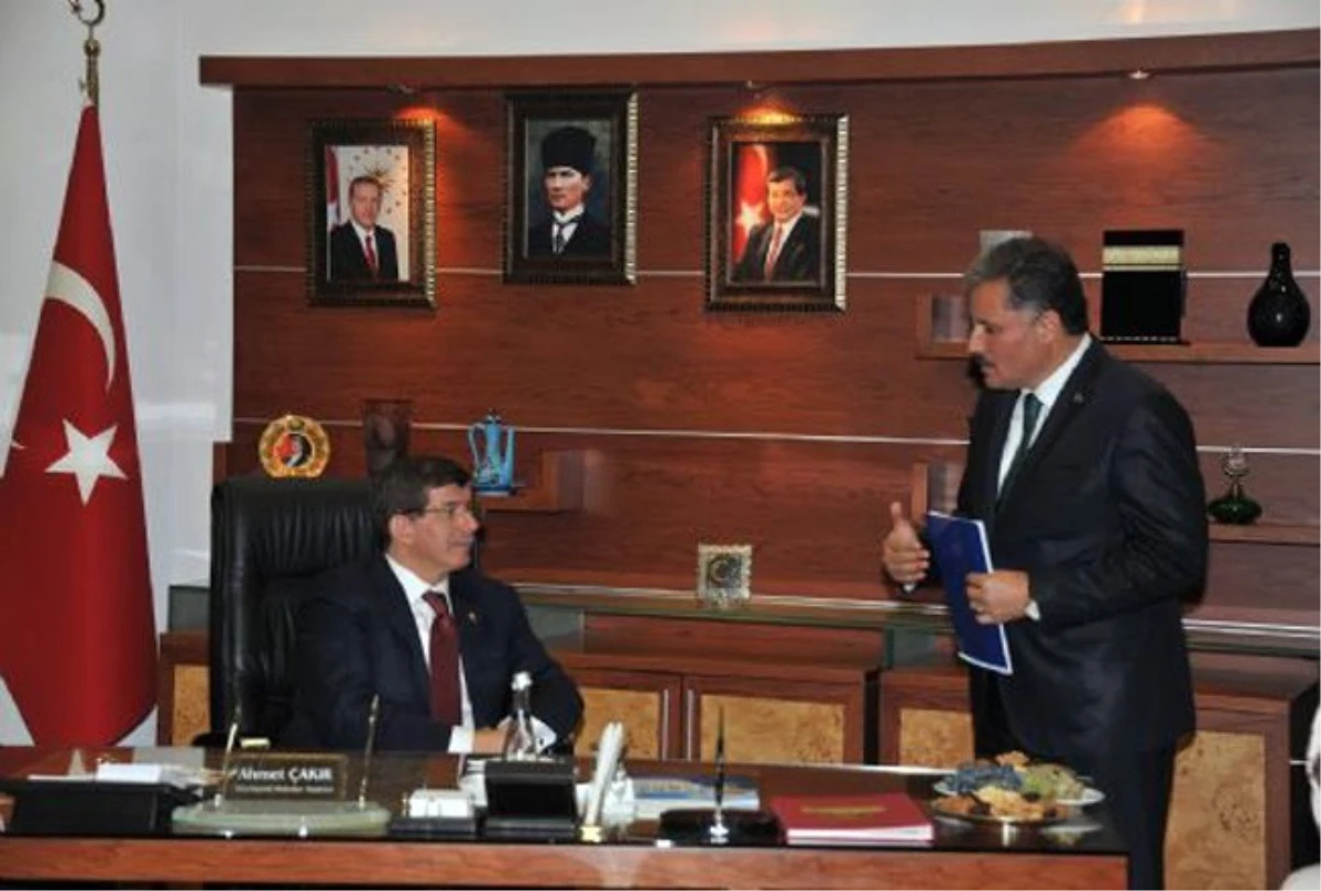 Malatya Büyükşehir, Başbakan Davutoğlu\'na Talep Dosyası Sundu